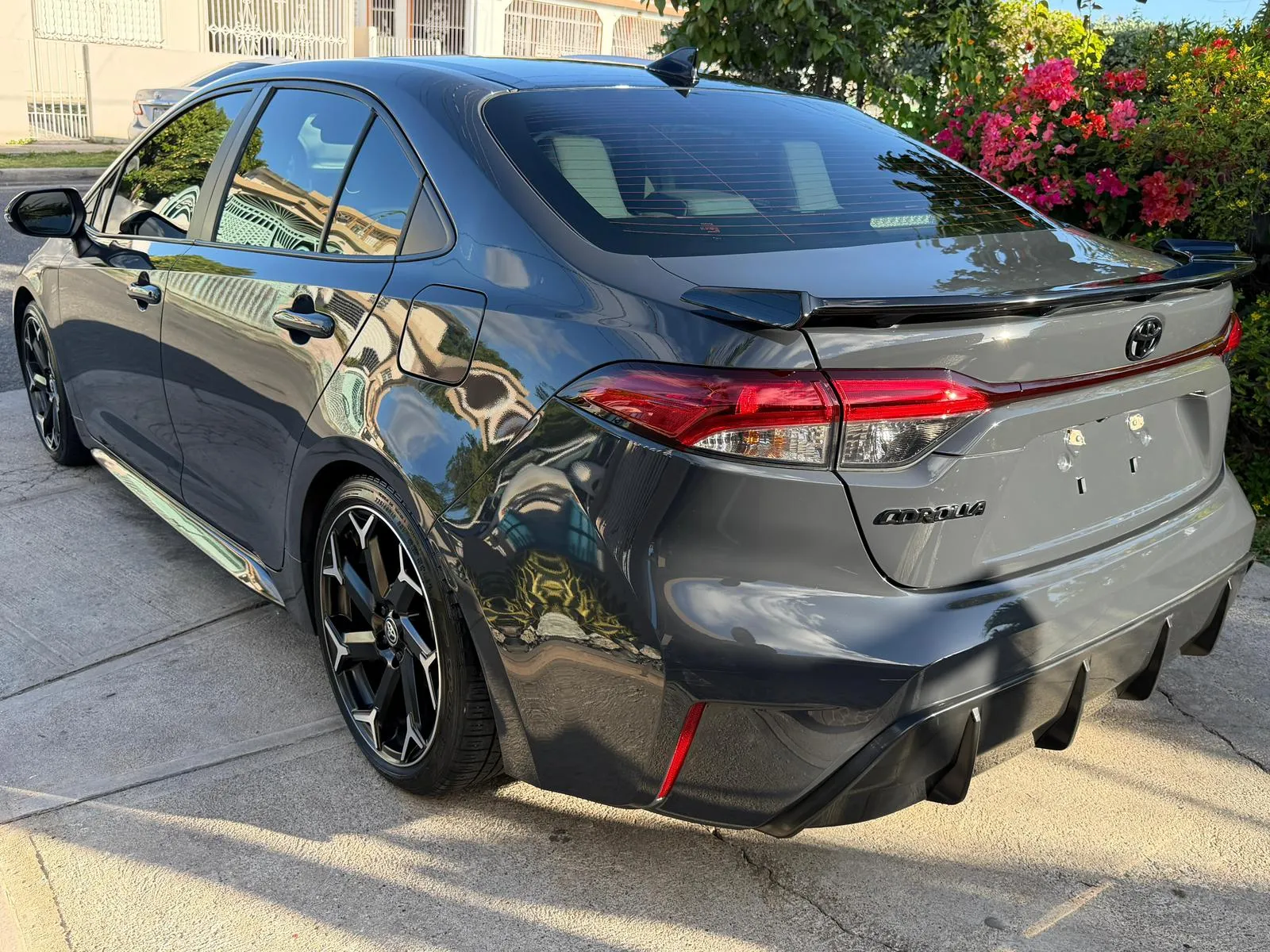 Toyota Corolla gris oscuro tras el detallado, vista trasera