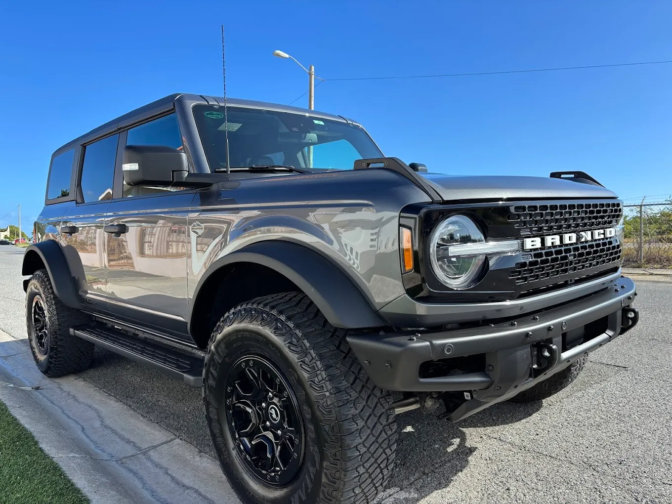 Ford Bronco gris tras detailing exterior