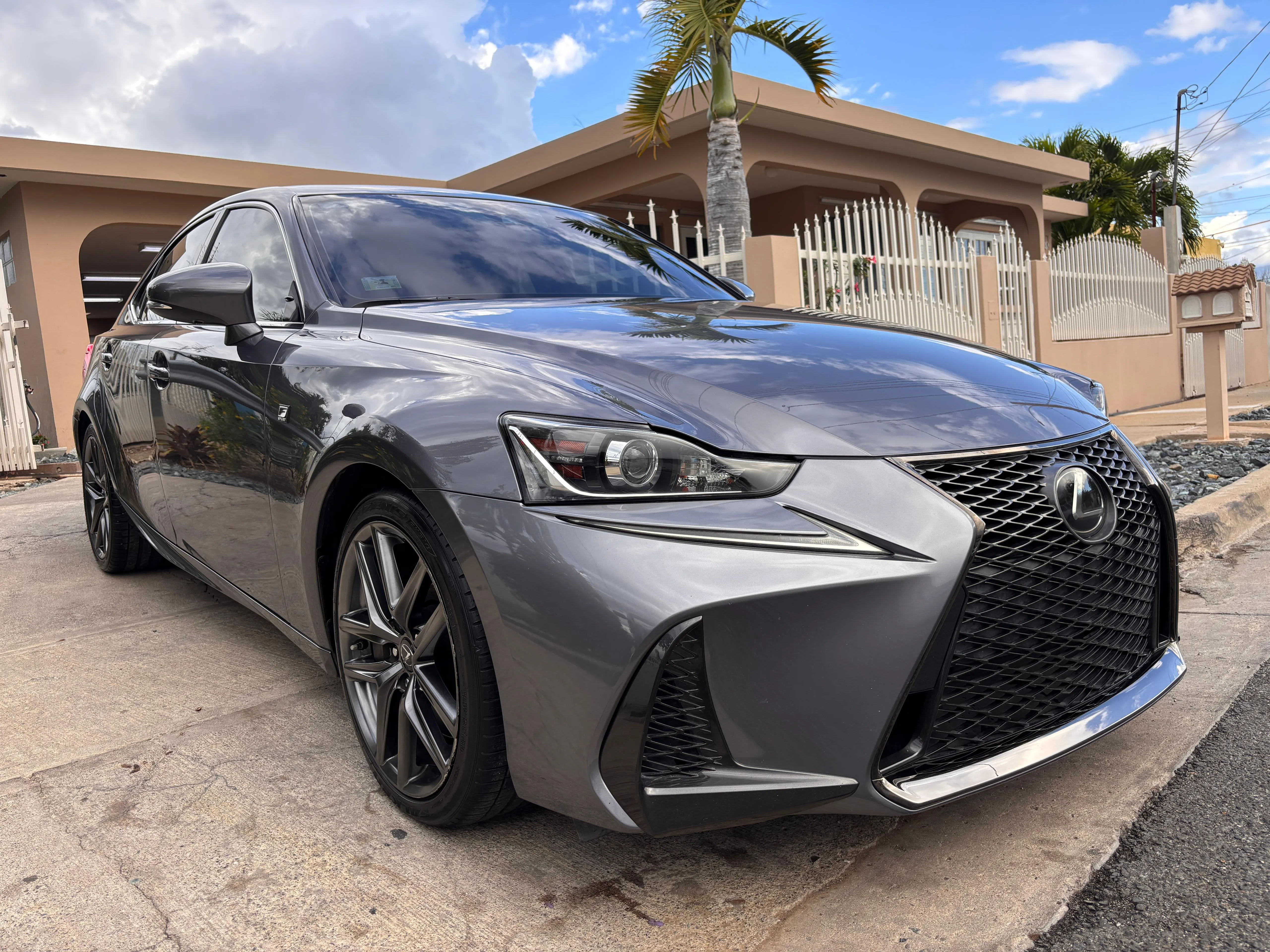 Lexus IS F-Sport gris tras la corrección de pintura